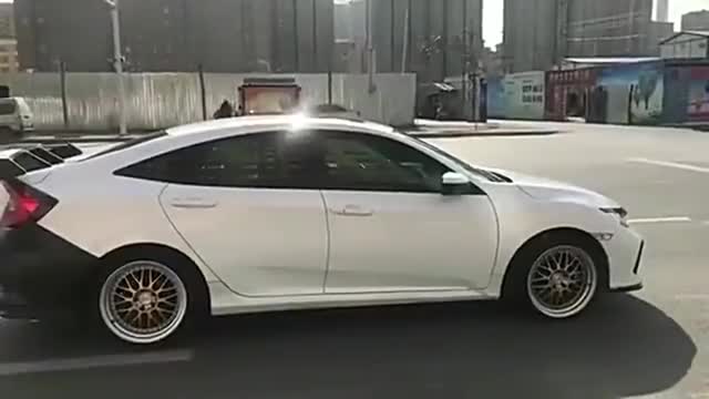 装上启动悬挂后的思域,升降那刻看着真是霸气