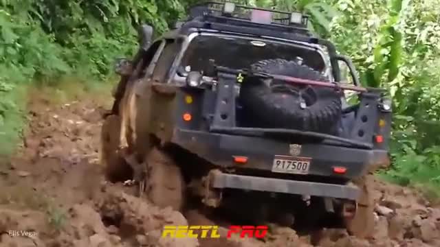 实拍日产皮卡极限越野，不过在这样的烂泥路上好像四驱没什么用