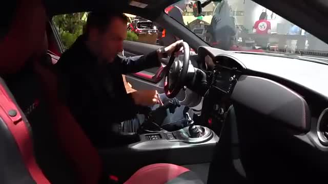 车展上的性能跑车体验，2020款斯