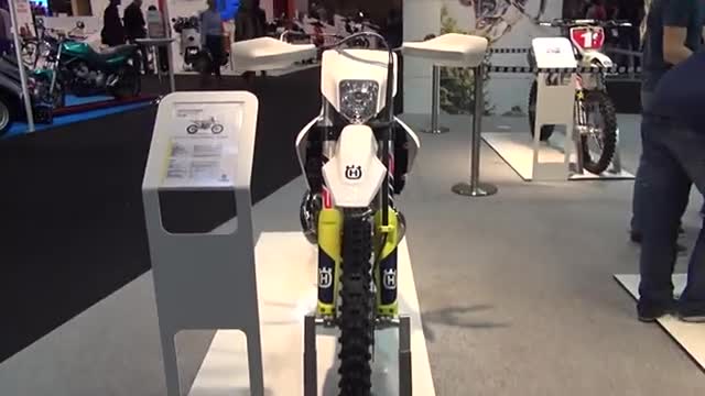 车展实拍新款胡思瓦纳山地摩托车，骑这车玩越野太棒了