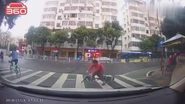 行车记录仪实拍：阿姨，我真的停车了，是您自己倒的啊