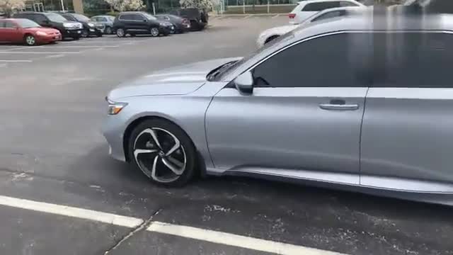 相较以往车型更低矮宽大，实拍银