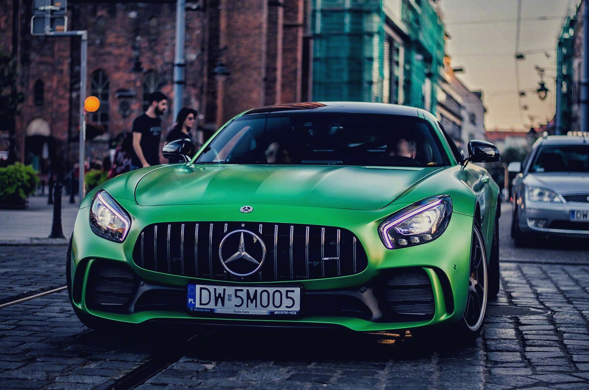 奔驰amggtr绿魔,柯尼塞格one:1 说起奔驰amg gt(配置|询价)r有些人可能会迟疑,但是说起绿魔相信大家