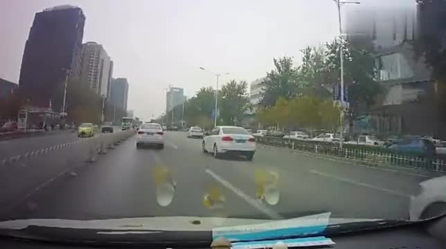 实拍：轿车司机斑马线走神，下一秒看到电动车，措手不及