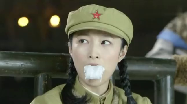 黑狐:女特务混在投降队伍里,自认天衣无缝,谁料女队长一眼认出