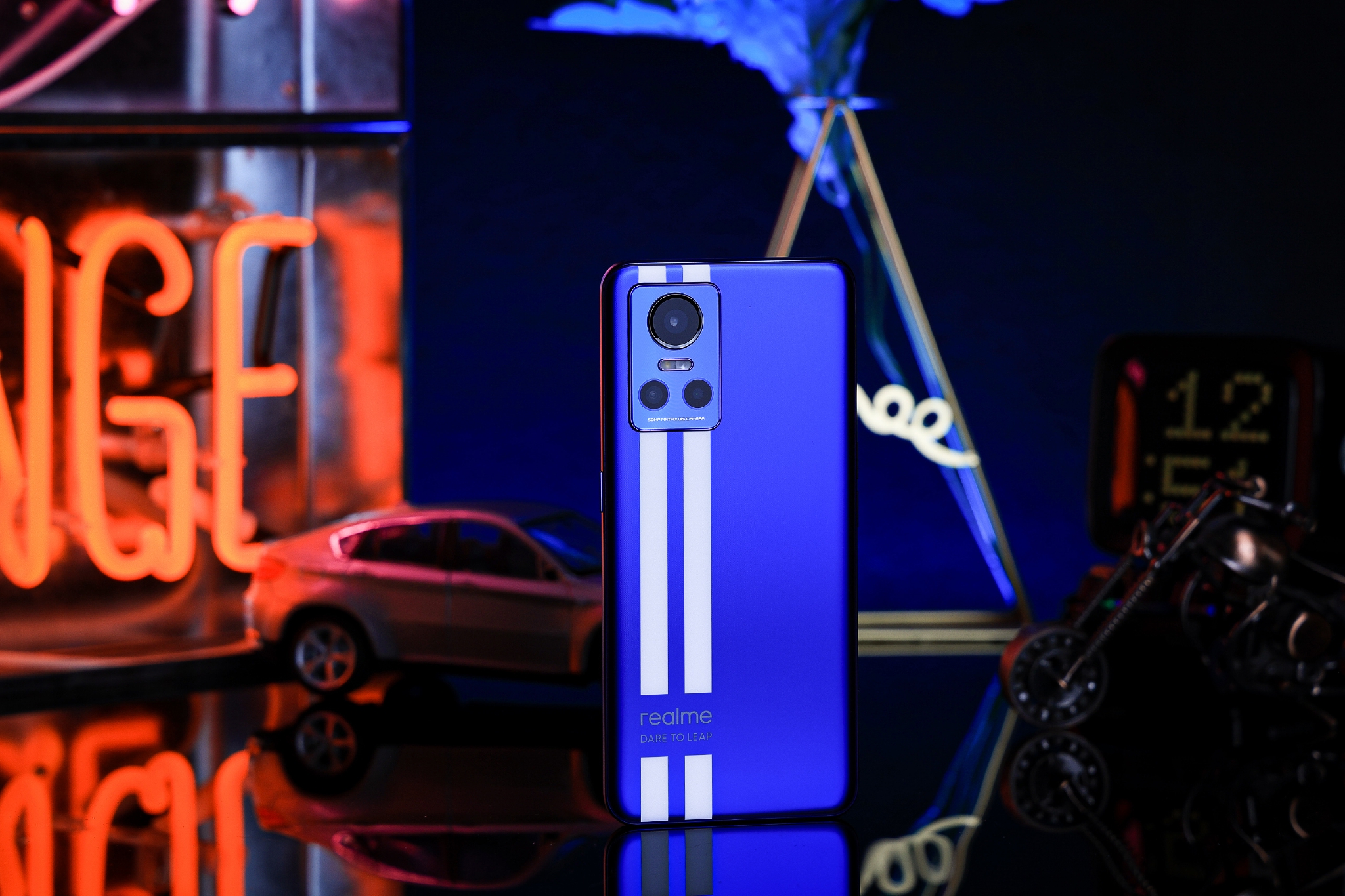 realme真我GT壁纸,realmegtneo壁纸 赛道双条纹设计150w秒充真我gtneo3手机图赏