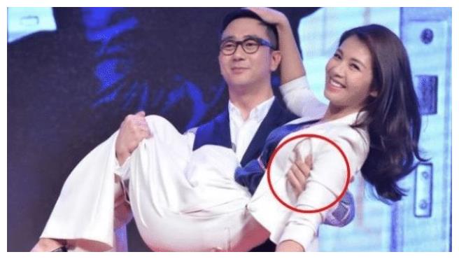 刘涛被小鲜肉当众公主抱看清他的手部动作后果然是细节见人品