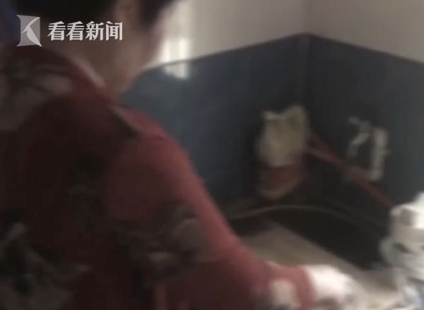 男童吃奶奶做的炸薯条后狂吐 父亲到厨房一看崩溃了