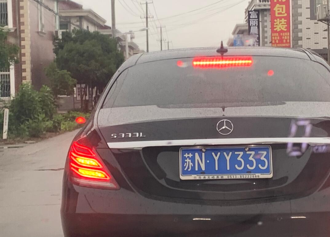 南通开发区街头实拍奔驰S350L，车标个性十足！