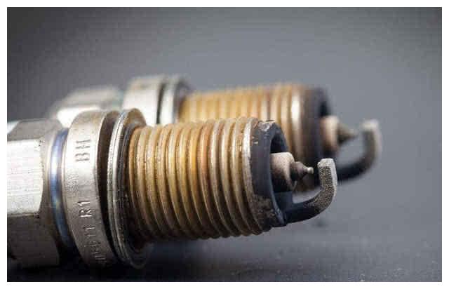 汽车火花塞需要保养，如何判断保养周期？老司机说出窍门