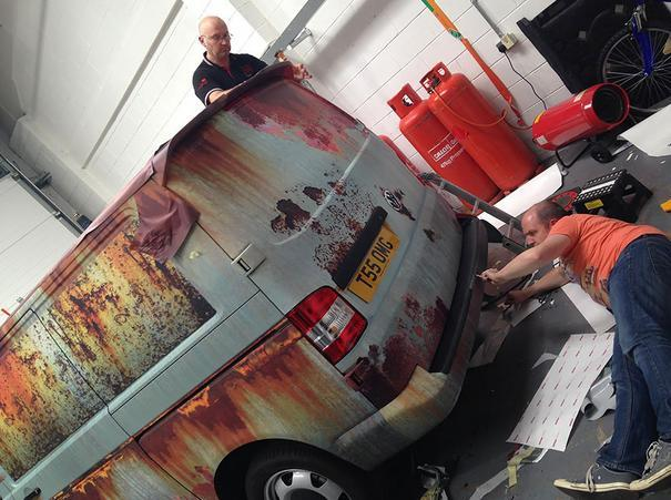 男子将刚买的新车弄的破旧不堪,知道他的用意人们竟然疯狂点赞!休闲区蓝鸢梦想 - Www.slyday.coM 男子将刚买的新车弄的破旧不堪,知道他的用意人们竟然疯狂点赞!休闲区蓝鸢梦想 - Www.slyday.coM