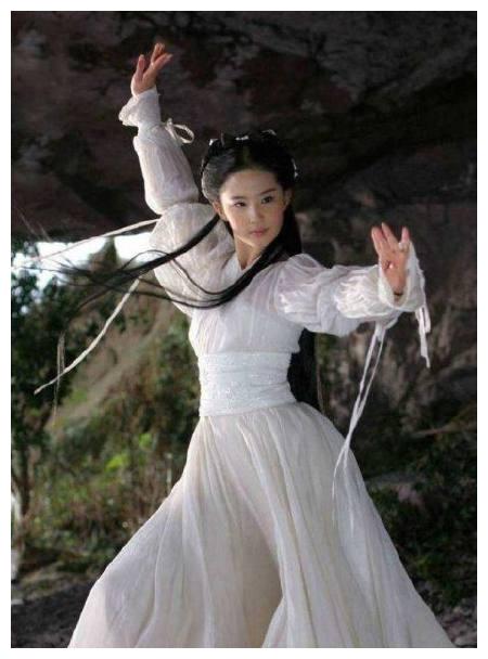 刘亦菲 身穿白色古装长裙的刘亦菲这身姿武起武来,但是十分养眼的