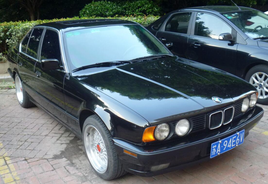 江苏南京街头实拍E34版宝马525i，外型依旧非常经典！