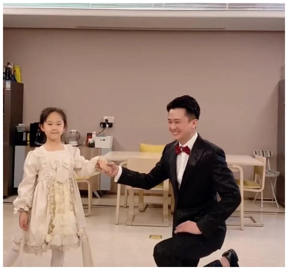 杨帆在做了爸爸之后,也会经常在社交平台分享自己女儿的照片,看起来