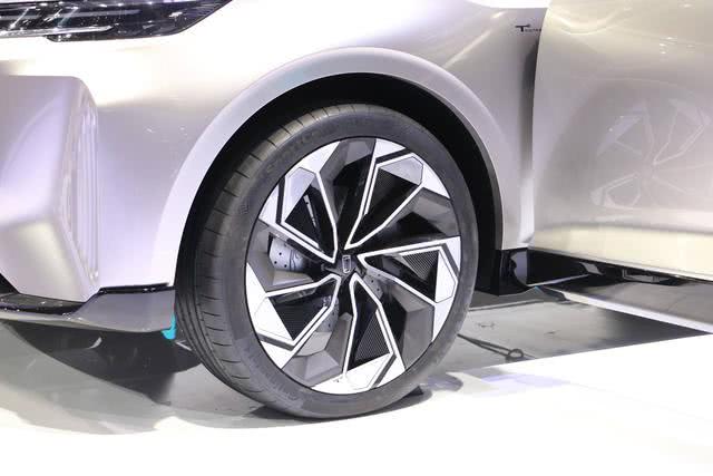 真正的“国货之光”气势不输汉兰达，2.0T+8AT，起步卖14.99w