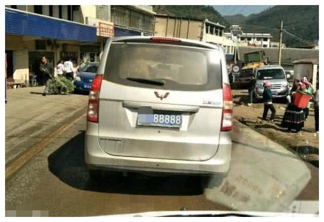 “最低调”五菱面包车,因挂5连号车牌,交警看了都忍不住拦下