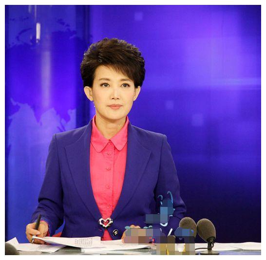 她是《新闻30分》主持人,工作22年从不化浓妆,今45岁依旧未婚!