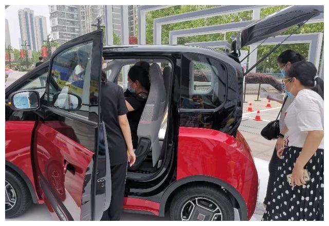 新宝骏又出了新车,有自动泊车+续航305km,用户:体验完就想订车