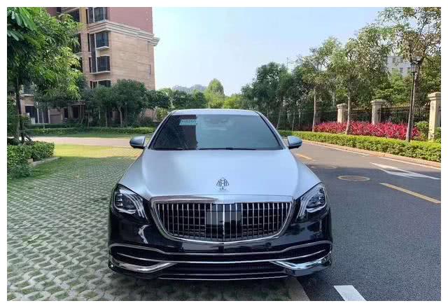 邻居162万买奔驰迈巴赫s450,又花9千改双拼色,特地扣掉450车标