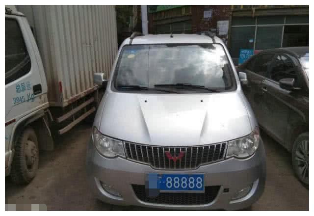 “最低调”五菱面包车,因挂5连号车牌,交警看了都忍不住拦下