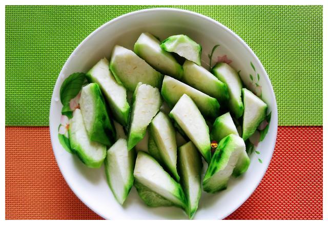 吃烤鸭时,服务员问:鸭架要椒盐还是煮汤?行家都这样回答