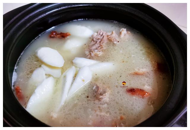 吃烤鸭时,服务员问:鸭架要椒盐还是煮汤?行家都这样回答