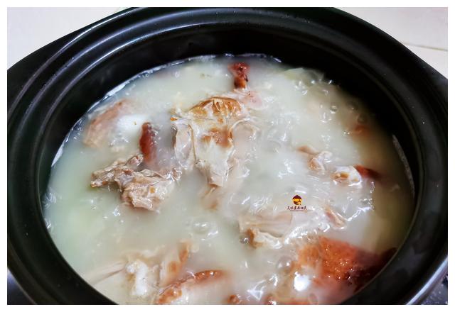 吃烤鸭时,服务员问:鸭架要椒盐还是煮汤?行家都这样回答