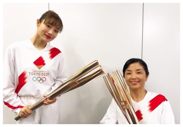 33岁石原里美参加奥运圣火传递彩排,绑麻花辫可爱,笑容太夸张休闲区蓝鸢梦想 - Www.slyday.coM 33岁石原里美参加奥运圣火传递彩排,绑麻花辫可爱,笑容太夸张休闲区蓝鸢梦想 - Www.slyday.coM