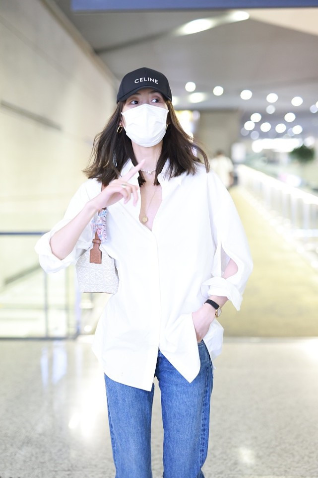 白衬衫搭牛仔裤都能这么时髦刘雯不愧是混时尚圈的人