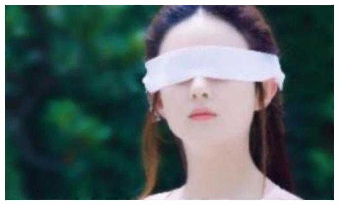 杨幂在《三生三世》里的"白浅,她被夜华挖走眼睛后用白布蒙眼的那个