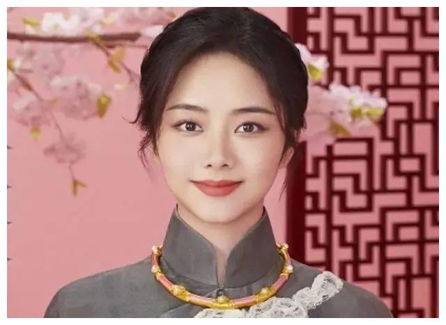 本以为谭松韵穿旗袍不好看结果看到她的旗袍照后果真是多虑了