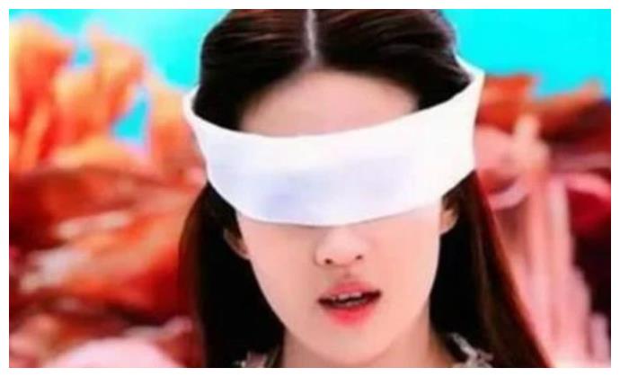 杨幂在《三生三世》里的"白浅,她被夜华挖走眼睛后用白布蒙眼的那个