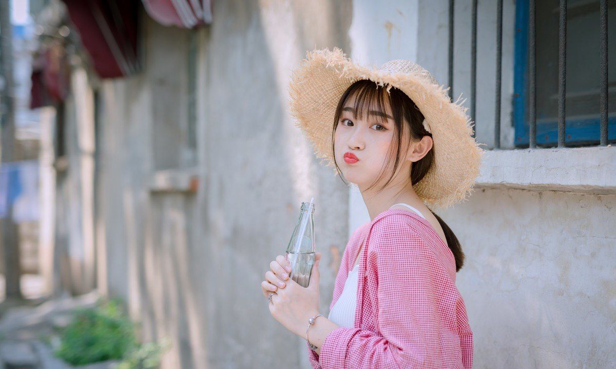 粉色衣服的小姐姐脸好精致,清纯萌萌哒,嘟起嘴来太可爱啦!