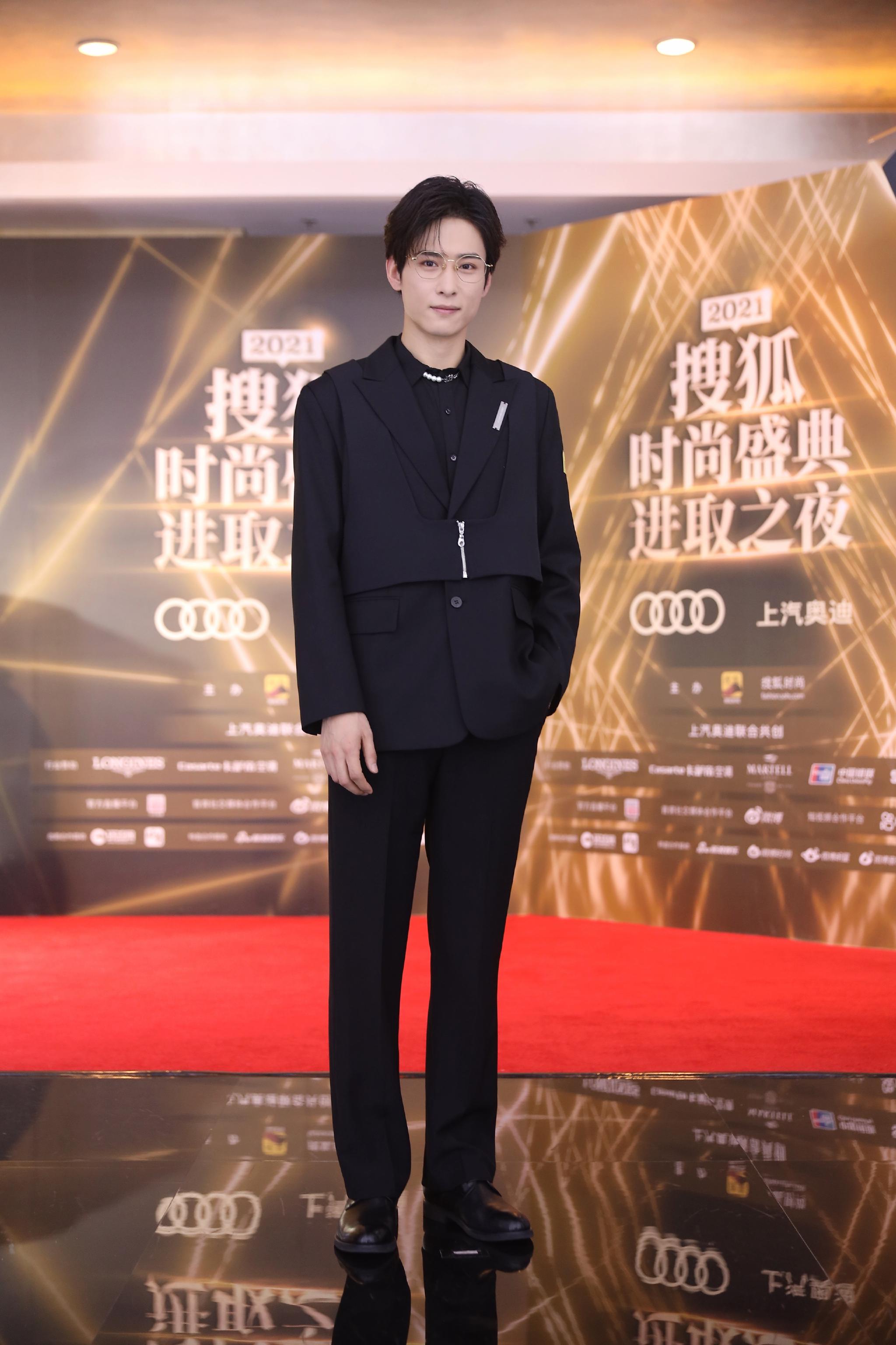 演员吴昊泽受邀出席,一身西装帅气亮相,低调且绅士.