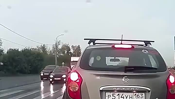 货车司机司机的这一脚急刹，损失也太大了，实拍