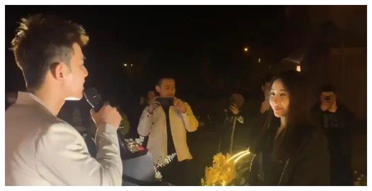 阿哲向未婚妻孙姗浪漫求婚,单膝下跪"摸头杀",既搞笑又感动