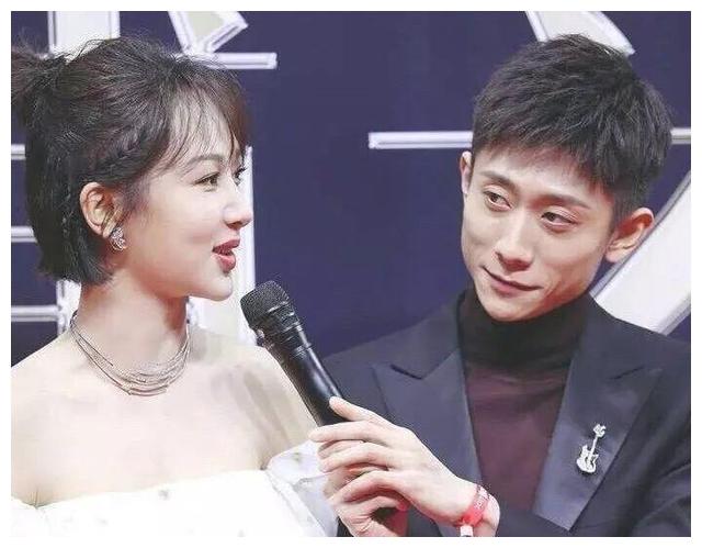 ",他也是笑着回答说:"你们问问她什么时候嫁我".