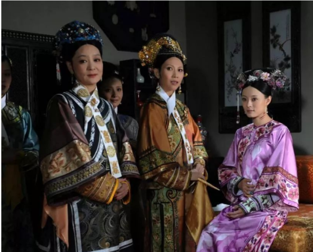 影视剧中后宫妃子脖子上有条白领,是做什么的,为了方便皇帝?