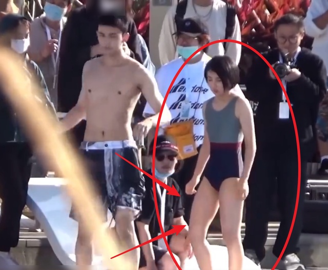 吴磊张子枫在泳池拍戏二人对视好甜张子枫的身材我没看错吧