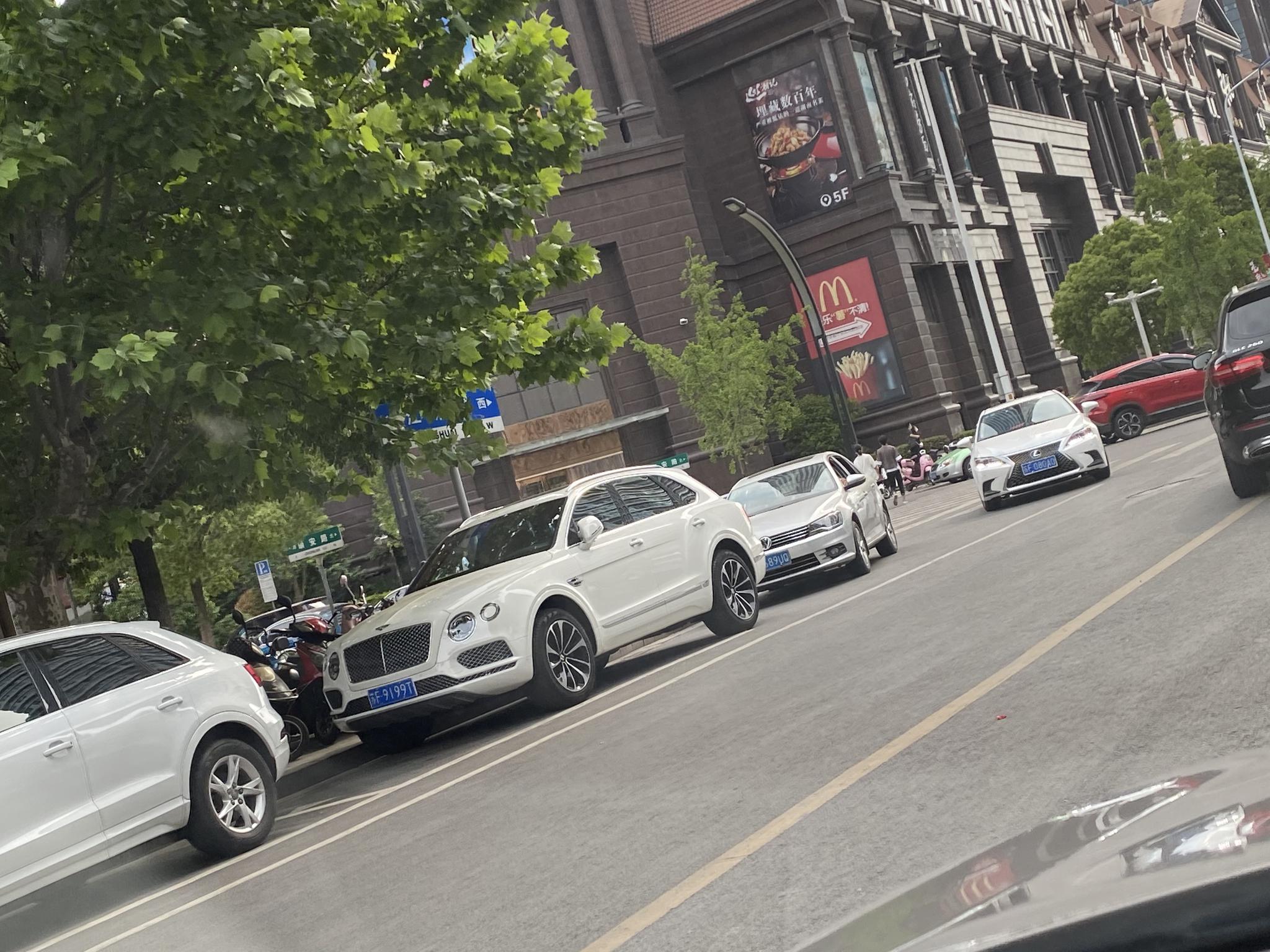 南通中南城实拍白色宾利添越，气场秒杀周围众车！