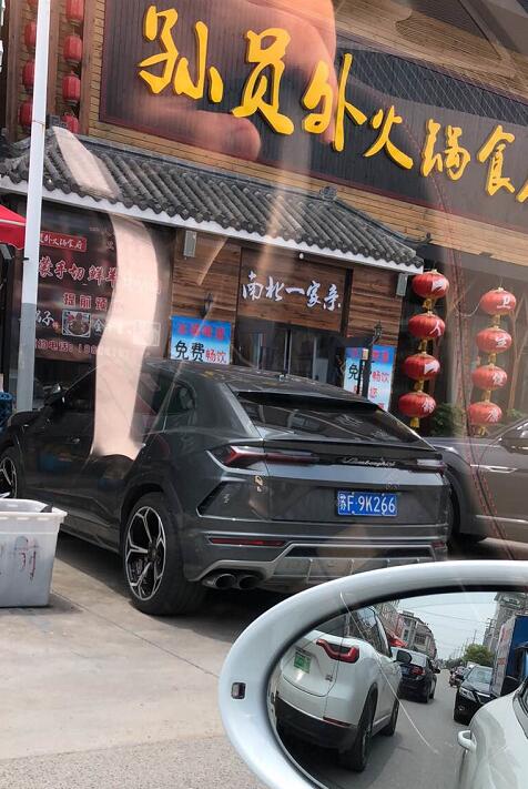 南通家纺城实拍兰博基尼Urus，灰色车身比较低调！