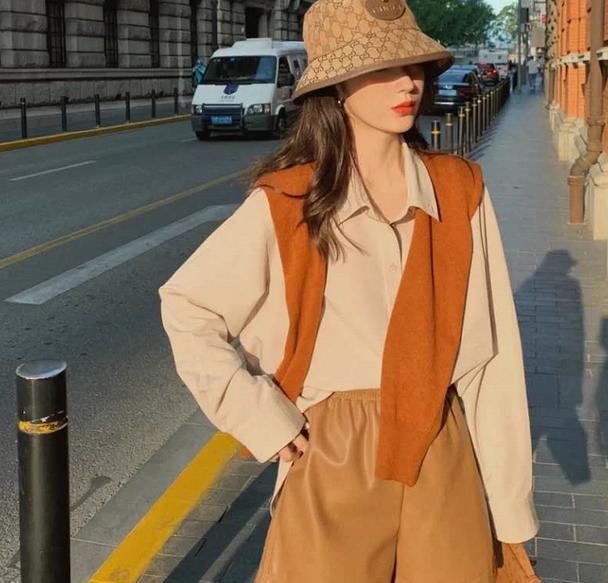 清爽又帅气！6套秋日个性街头风格女生搭配范本，潮就要这样穿