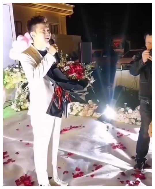 阿哲向未婚妻孙姗浪漫求婚单膝下跪摸头杀既搞笑又感动