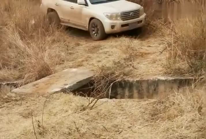 行车记录仪实拍：桥再窄，也挡不住不要命的这司机家里是有矿吗？