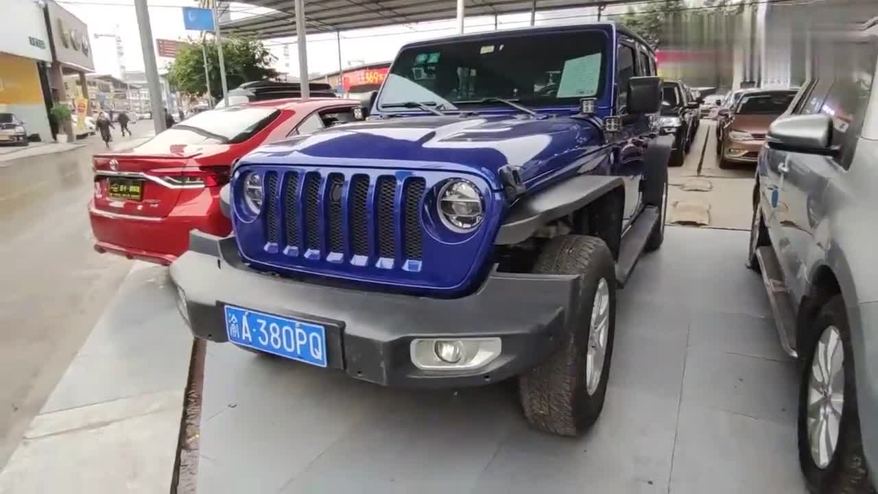 二手车市场实拍2019年的牧马人卖到四十几万，保值率太高