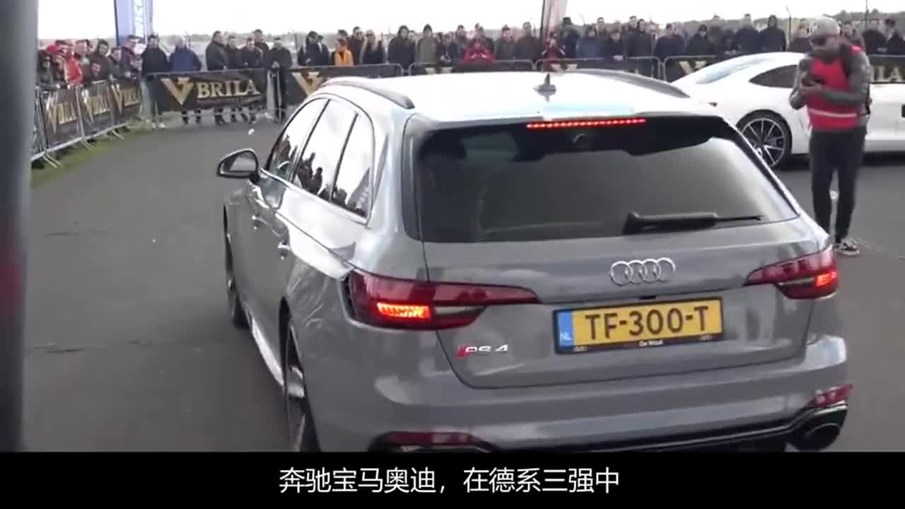 奔驰跑车和奥迪旅行车比加速，一脚油门下去，才知道差距有多大？