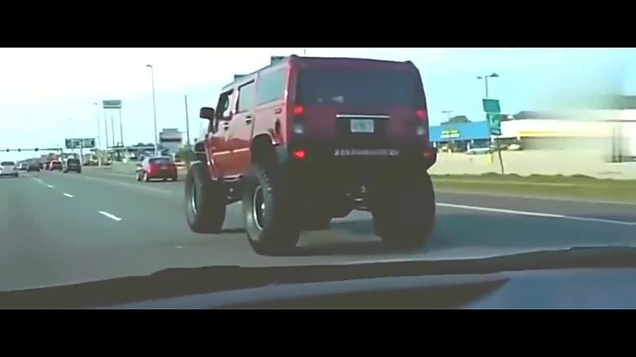 实拍美女上街开改装悍马车，霸气十足！底盘高到吓人