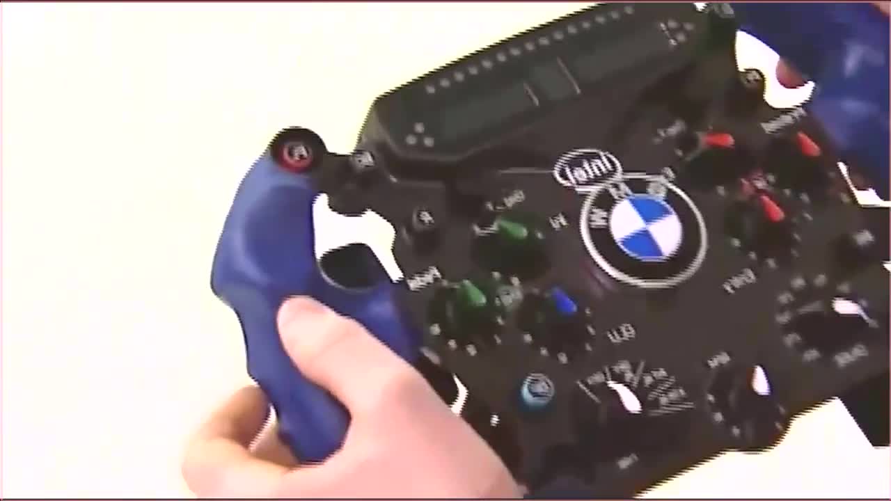 土豪买宝马性能车，获赠一个方向盘，研究好久不知道咋用！