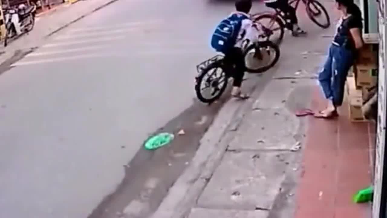 实拍小学生停车被轿车撞到，起来竟毫发无损，他运气真是太好了！