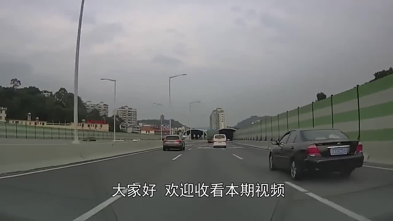 为什么汽车厂的新车都要露天放，难道越晒越好？看完就明白了